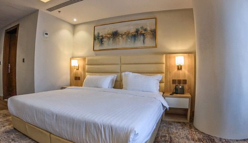 Panoramic Suite, City View