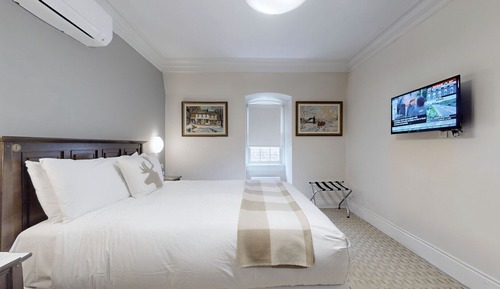 Classic Room, 1 King Bed, Non Smoking