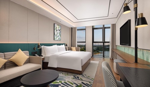 Deluxe Room, 1 King Bed, Lake View