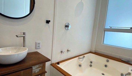 Studio, Jetted Tub