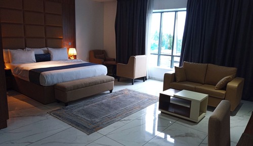 Comfort Room, Balcony, City View