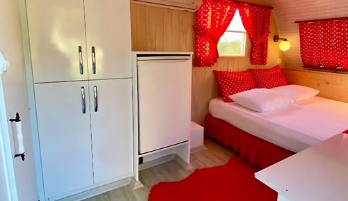 Romantic Mobile Home, Garden View