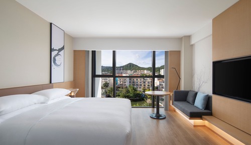 Superior Room, 1 King Bed, Non Smoking, Lake View