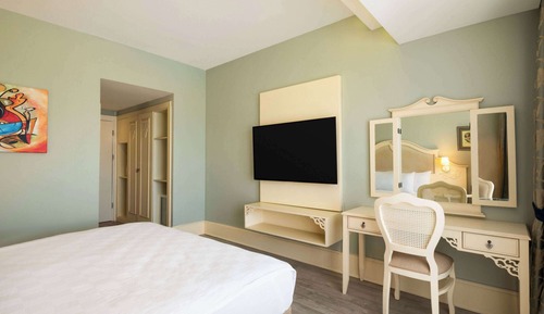 Deluxe Room, 1 King Bed with Sofa bed, Garden View