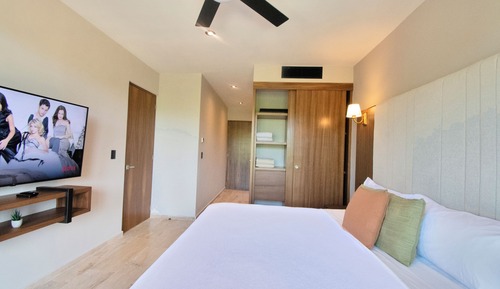 Comfort Room, 1 King Bed, Balcony
