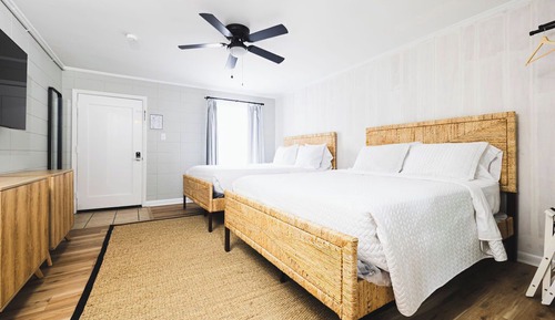 Deluxe Double Room, 2 Queen Beds, Non Smoking, Pets Allowed