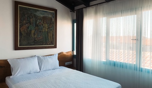 Comfort Room, City View