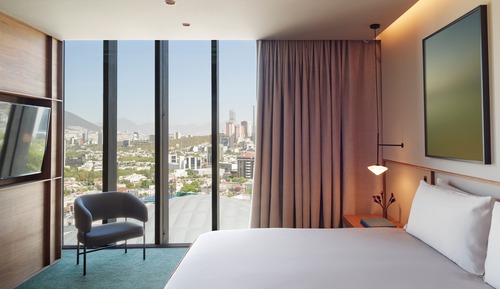 Club Room, 1 King Bed, Accessible, Corner (Walk-In Shower)