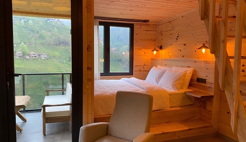 Deluxe Loft, Hill View