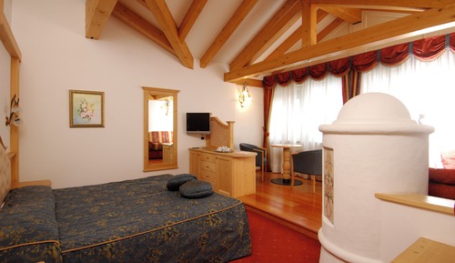 Superior Studio Suite, 1 King Bed with Sofa bed, Mountain View