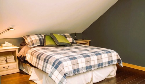 Comfort Room, 1 Queen Bed, Private Bathroom, Garden View