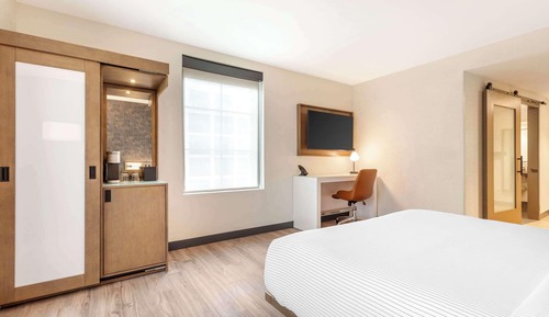 Room, 1 King Bed, Accessible, Non Smoking (Roll-In Shower)
