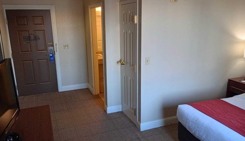 Basic Room, 1 King Bed