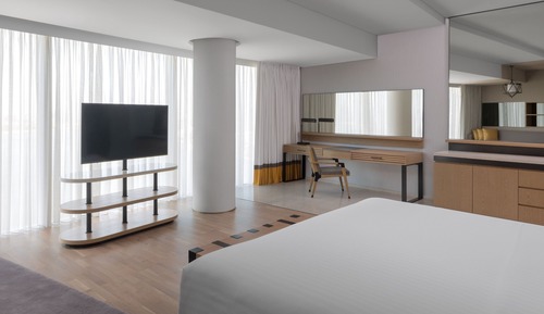 Club Room, 1 King Bed, Non Smoking