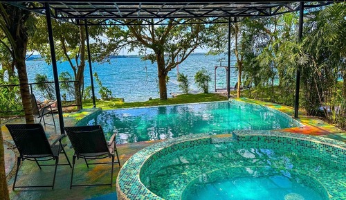 Family Double Room, Bathtub