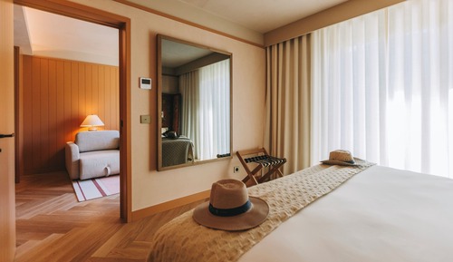 Junior Suite, Bathtub, River View