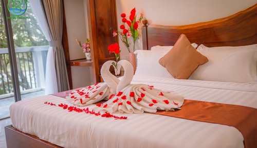 Deluxe Double Room, 1 King Bed, Pool View