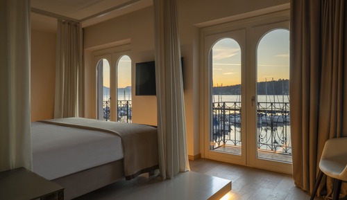 Room, Lake View (Perla)