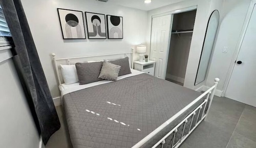 Deluxe 1-Bedroom King w/ Kitchen and Sofa Bed
