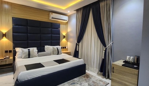 Deluxe Studio Suite, 1 King Bed, Refrigerator