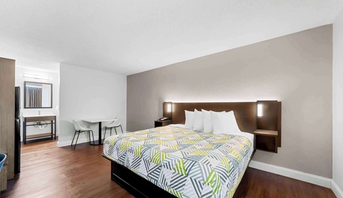 Standard Room, 1 King Bed, Smoking, Kitchen