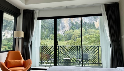 Premium Studio Suite, 1 King Bed, Pool View