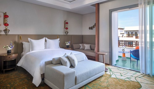 Deluxe Room (King)