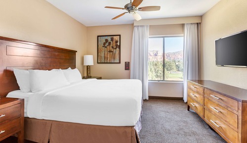1 BEDROOM 1 KING SUITE WITH ACCESSIBLE TUB