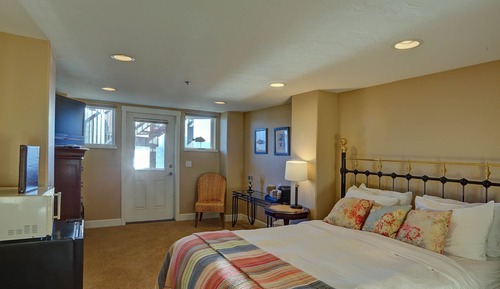 Studio, 1 Queen Bed, Partial Sea View, Ground Floor