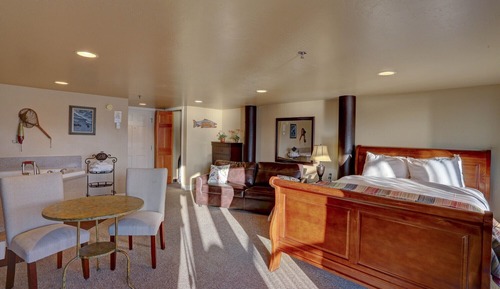 Studio, 1 King Bed with Sofa bed, Jetted Tub, Partial Ocean View