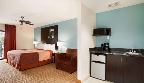 Studio Suite, 1 King Bed, Non Smoking (Upper Floor)