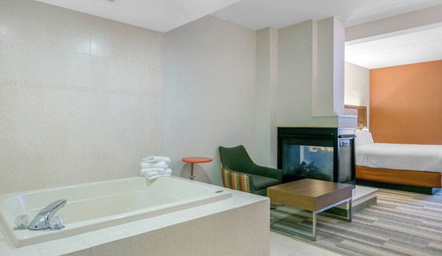 Suite, 1 King Bed, Jetted Tub