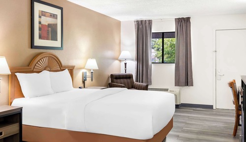 Standard Room, 1 Queen Bed, Non Smoking