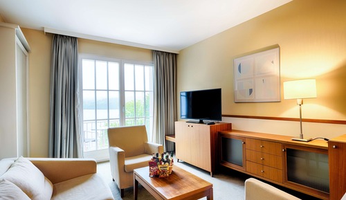 Suite, Lake View