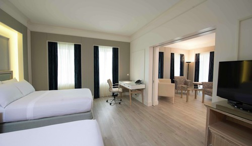 Executive Suite, 2 Queen Beds, Business Lounge Access