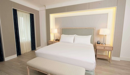 Executive Suite, 1 King Bed, Business Lounge Access