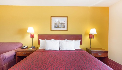 Room, 1 King Bed, Non Smoking, Refrigerator & Microwave (2nd Floor)