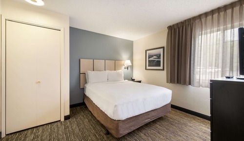 Suite, 1 Queen Bed, Accessible (Mobility Tub One Bedroom)