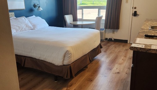 Room, 1 Queen Bed, Non Smoking, Kitchenette (Drive-Up)