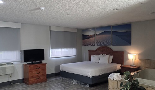 Standard Studio Suite, 1 King Bed, Jetted Tub