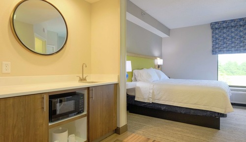 Studio, 1 King Bed, Refrigerator & Microwave (Wet bar)