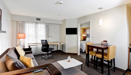 Suite, 1 Bedroom (Mobility/Hearing Access, Roll-In Shwr)