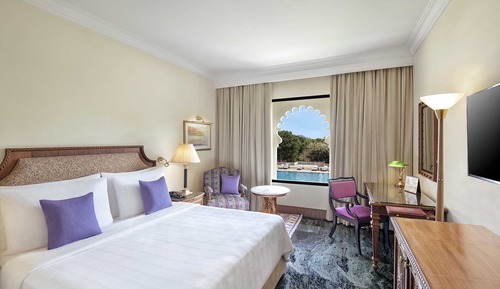 Deluxe Room, 1 King Bed, Pool View