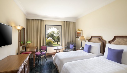 Deluxe Room, 2 Twin Beds, Pool View