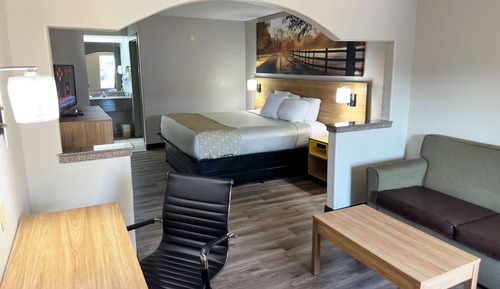 Suite, 1 King Bed, Smoking