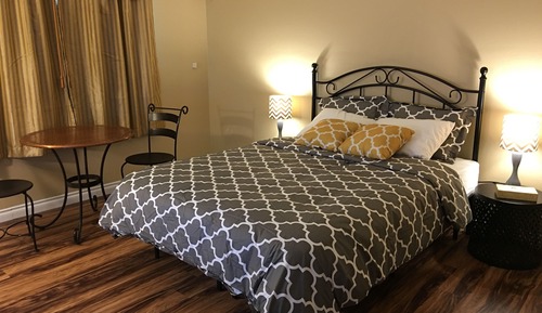 Comfort Room, 1 Queen Bed, City View