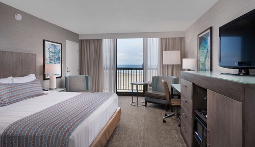 Standard Room, 1 Queen Bed, Refrigerator & Microwave, Oceanfront (Non Pet Friendly)