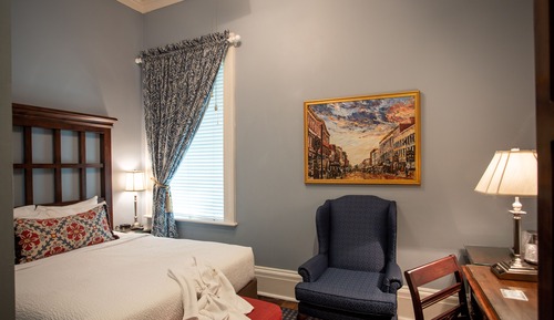 Room, 1 Queen Bed (Petite)