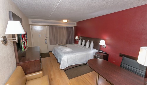 Premium Room, 1 King Bed, Accessible (Upgraded Bedding & Snack, Smoke Free)