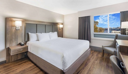 Standard Room, 1 King Bed (Street View)